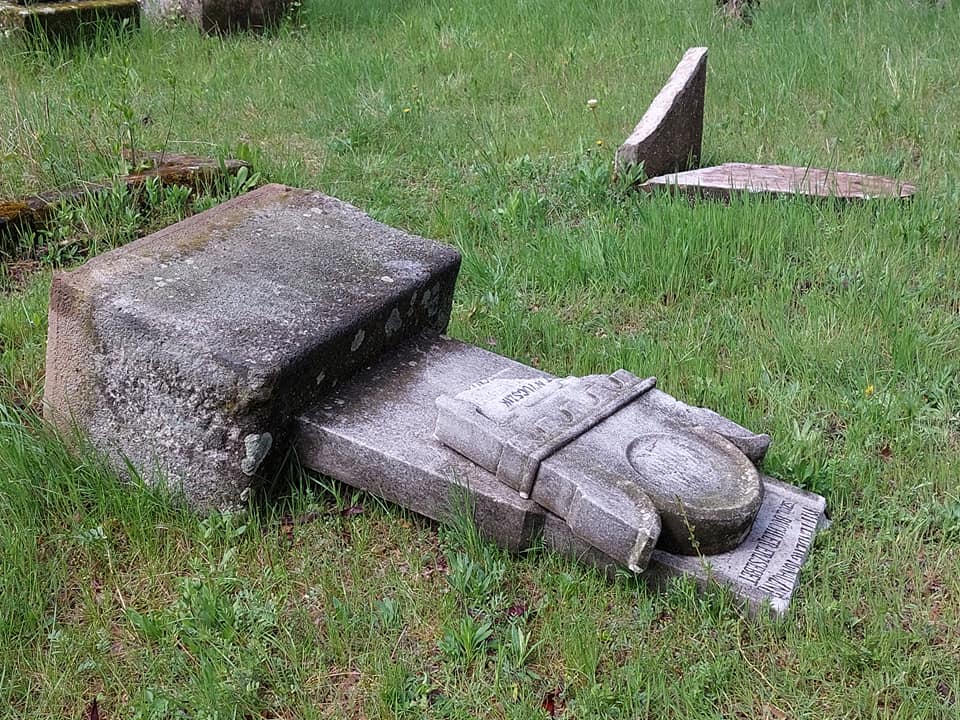 Tucatnyi sírt rongáltak meg vandálok a budakeszi zsidó temetőben