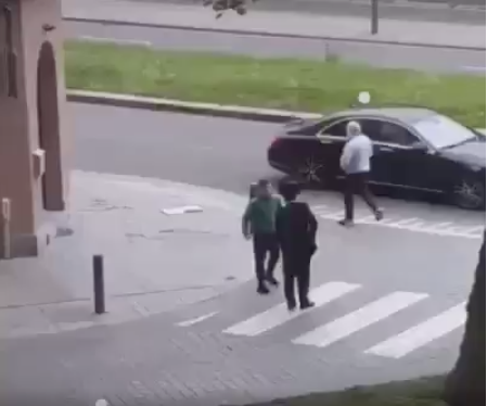 Egy strájmlit viselő ultraortodox férfi földre vitte támadóját