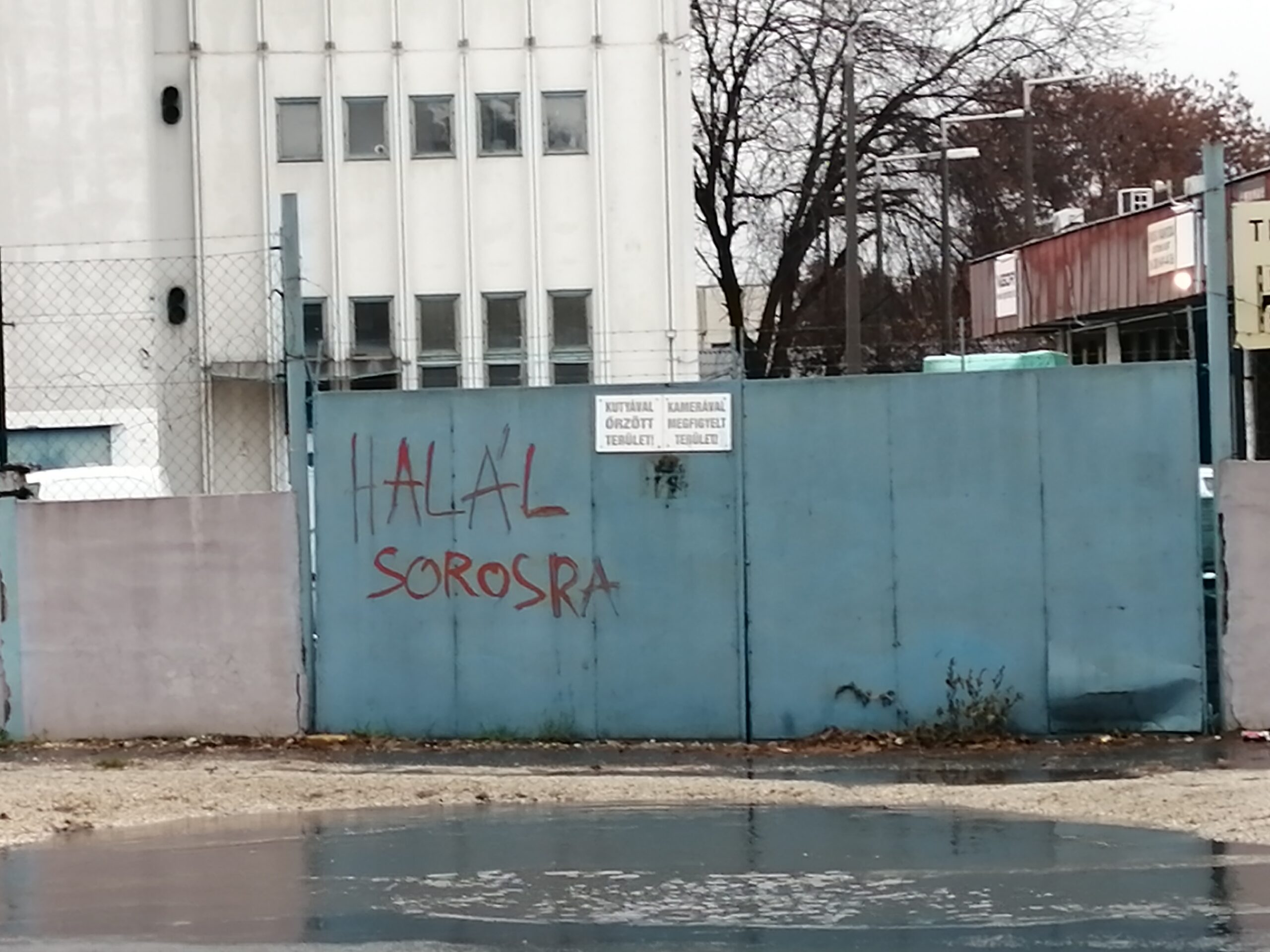 “HALÁL SOROSRA!” – olvasható egy X. kerületi gyártelep kapuján