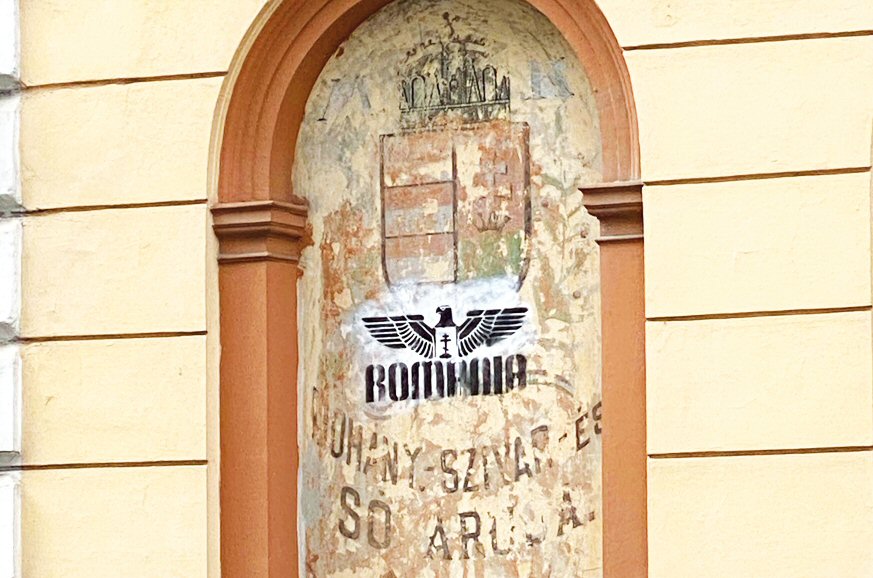 Náci jelképre emlékeztető szimbólumot festettek egy magyar címert ábrázoló falképre Kolozsváron