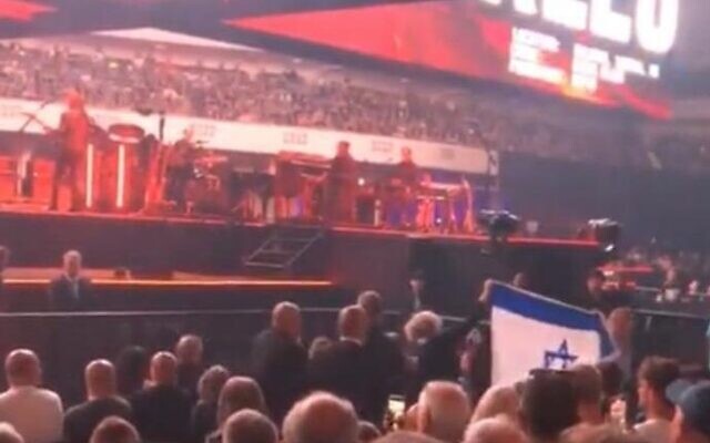Izraeli zászlók Roger Waters frankfurti koncertjén