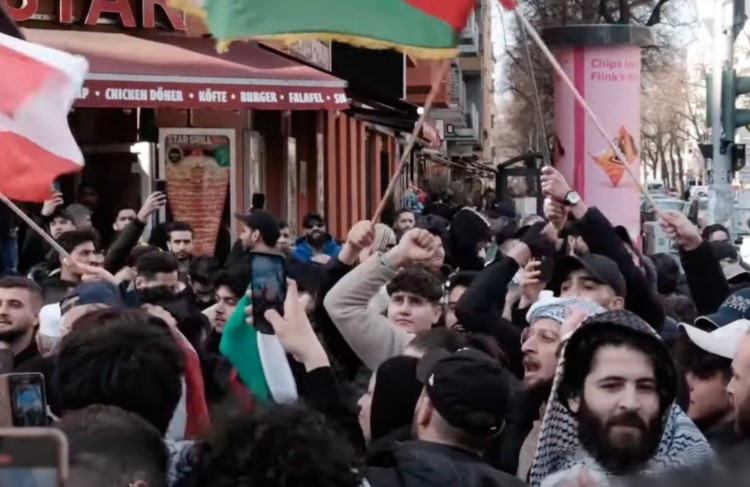 Berlinben a rendőrség betiltotta a palesztin terrorszervezetek zászlóit és jelképeit