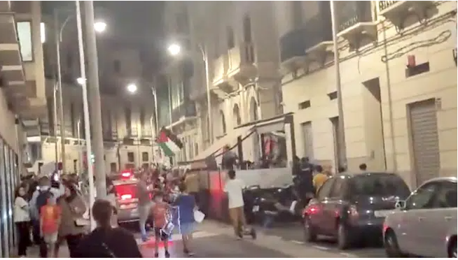 Spanyol területen található zsinagógára támadtak palesztinbarát tüntetők