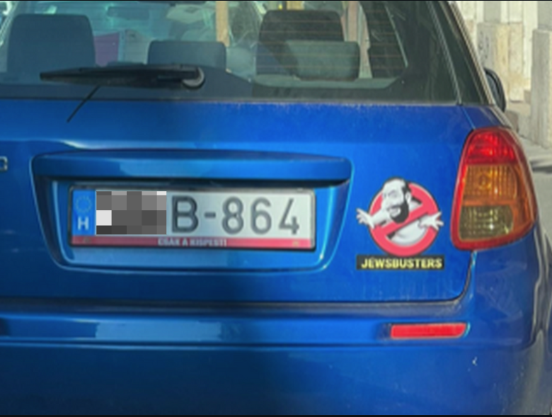 Antiszemita matricás autót fotóztak Budapesten