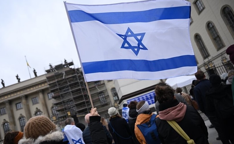 Megvertek és fojtogattak egy Izrael-párti tüntetőt Berlinben 